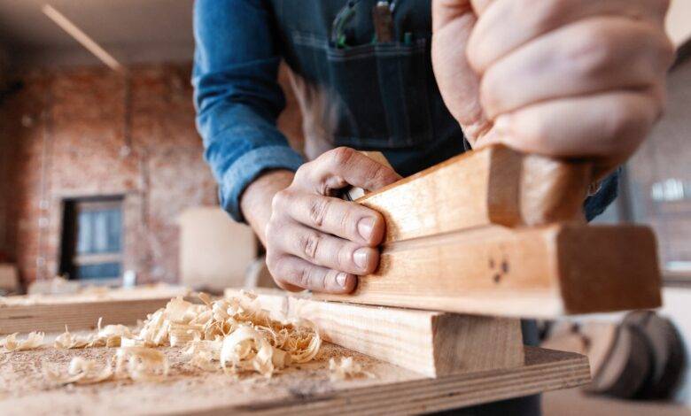 معلم نجار حي الأندلس 